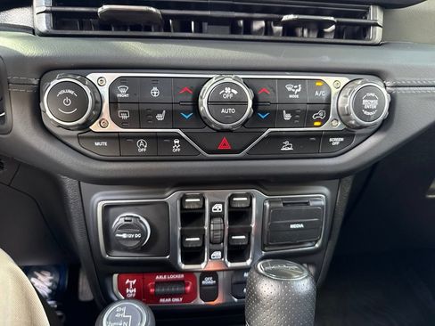 Used 2025 Jeep Gladiator Mojave w/ Convenience Group AWD/4WD image 69