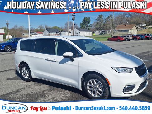 Used 2023 Chrysler Pacifica Touring-L FWD image 1