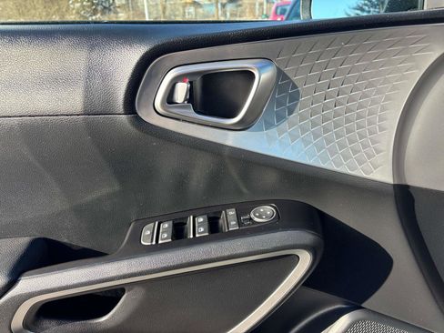 Used 2025 Kia Soul LX image 15