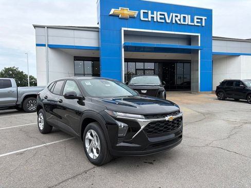 New 2026 Chevrolet Trax LS w/ LS Convenience Package FWD image 1