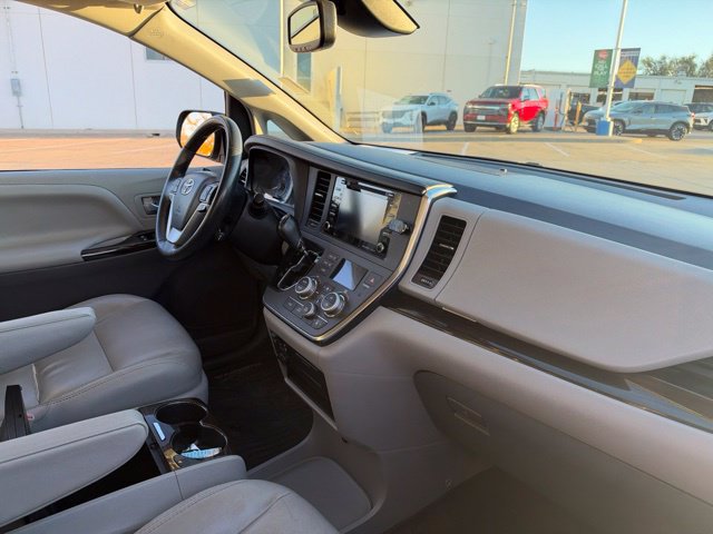 Used 2018 Toyota Sienna XLE FWD image 17