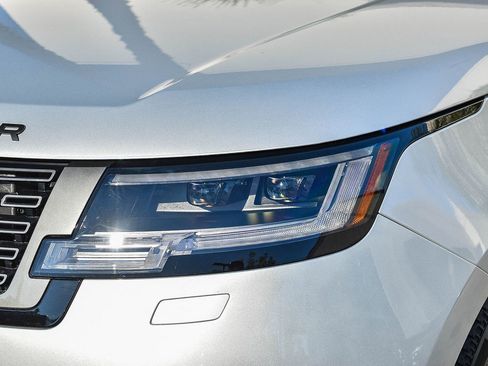 Used 2025 Land Rover Range Rover SE image 9