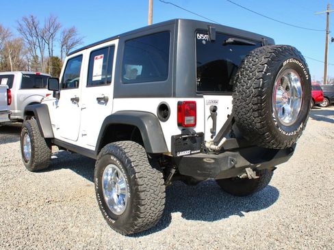 Used 2015 Jeep Wrangler Unlimited Rubicon image 12