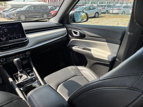 Used 2025 Jeep Compass Limited image 33