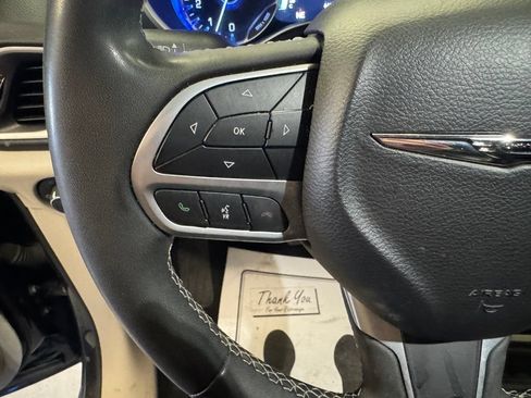 Used 2023 Chrysler Pacifica Touring-L FWD image 11