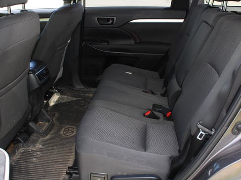 Used 2019 Toyota Highlander LE AWD/4WD image 15