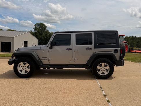 Used 2016 Jeep Wrangler Unlimited Sport w/ Quick Order Package 24S AWD/4WD image 13