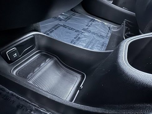 Used 2024 Chrysler Pacifica Select image 19