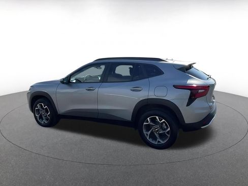 Used 2025 Chevrolet Trax LT w/ LT Convenience Package image 10