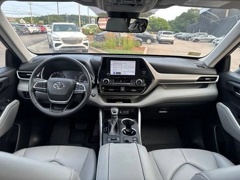 Used 2023 Toyota Highlander XLE AWD/4WD image 41