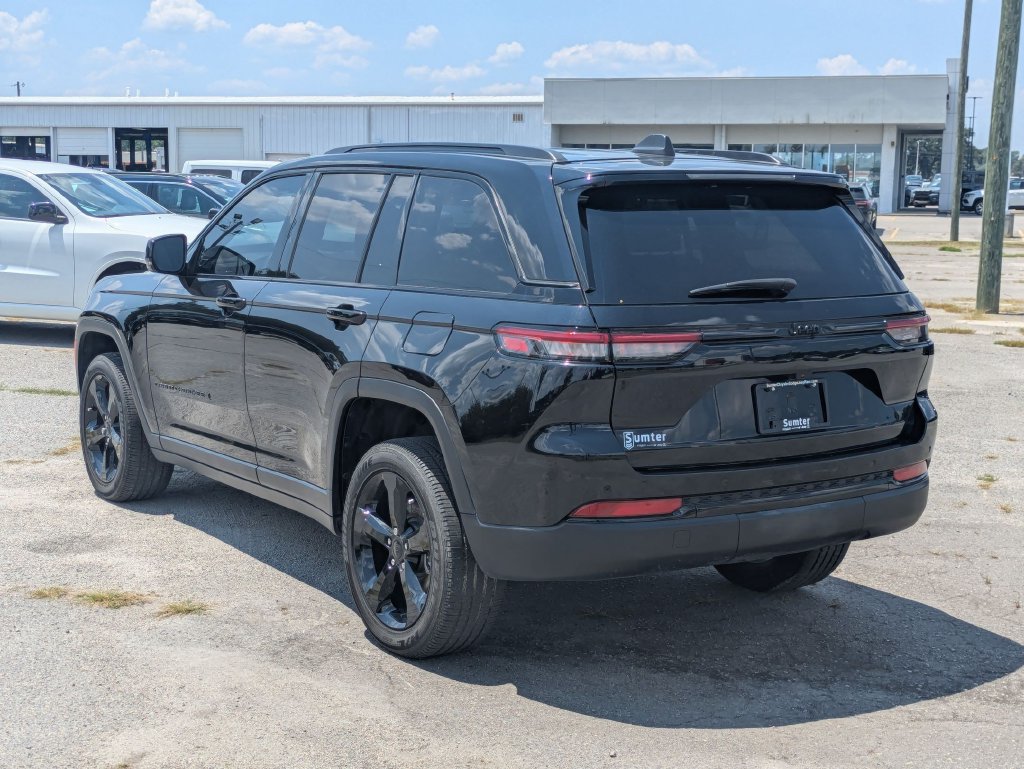 Used 2023 Jeep Grand Cherokee Altitude RWD image 5