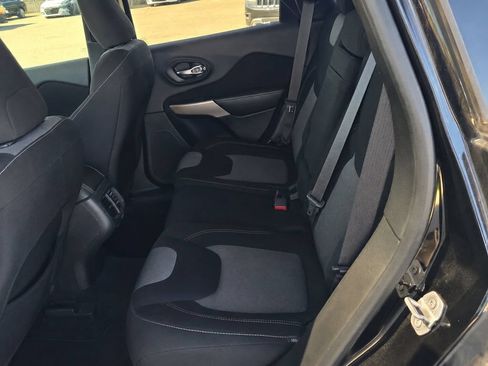 Used 2017 Jeep Cherokee Sport FWD image 10
