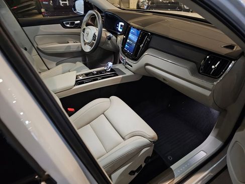 Certified 2023 Volvo XC60 B5 Ultimate image 8
