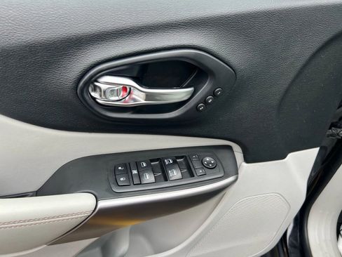 Used 2019 Jeep Cherokee Limited w/ Luxury Group AWD/4WD image 21