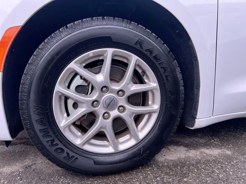 Used 2023 Chrysler Pacifica Touring-L FWD image 10
