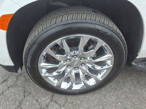 Used 2024 GMC Yukon XL Denali w/ Advanced Technology Package image 10