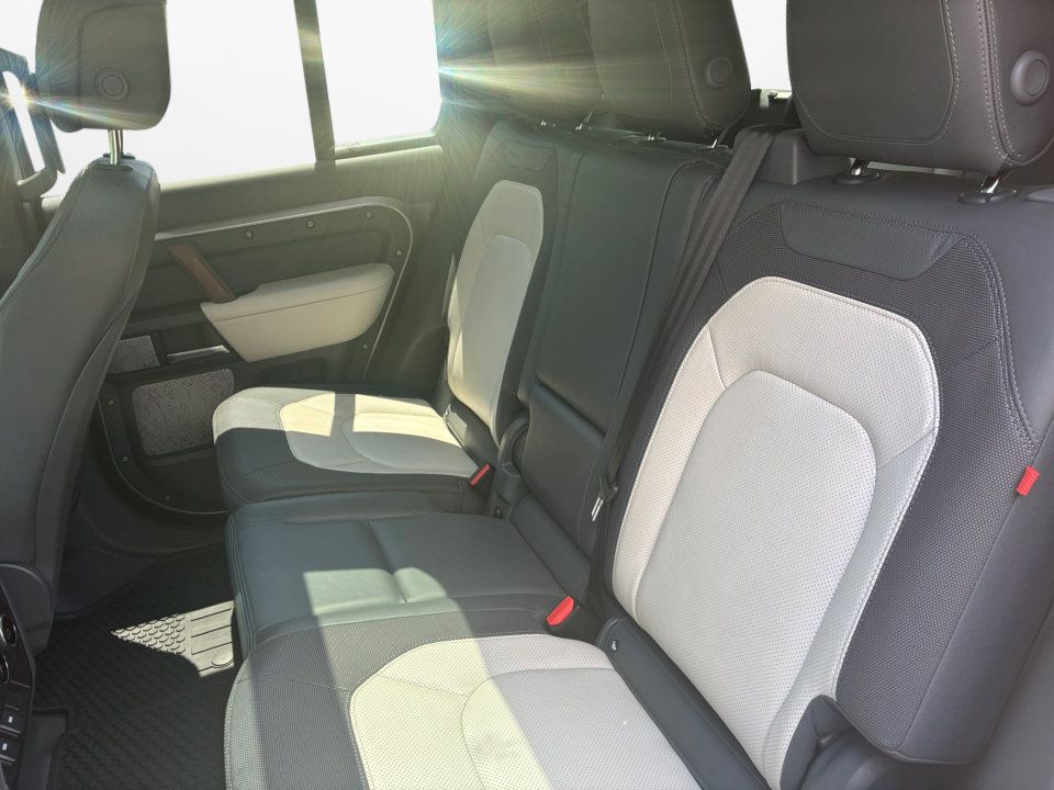 Used 2024 Land Rover Defender 130 X-Dynamic SE AWD/4WD image 12