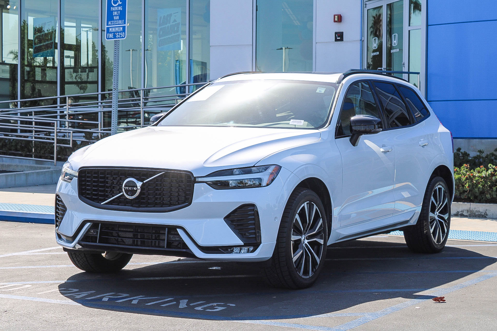 Used 2023 Volvo XC60 B5 Plus w/ Protection Package AWD/4WD image 3