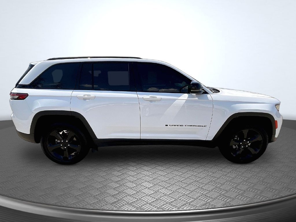 Used 2022 Jeep Grand Cherokee Altitude AWD/4WD image 4