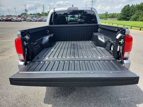 Used 2017 Toyota Tacoma TRD Sport w/ Tow Package RWD image 11