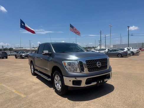 Used 2018 Nissan Titan SV w/ SV Convenience Package RWD image 1