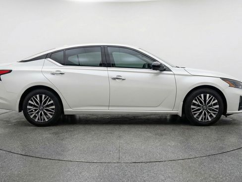 Used 2025 Nissan Altima 2.5 SV image 11