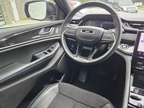 Used 2022 Jeep Grand Cherokee Trailhawk w/ Advanced Protech Group II AWD/4WD image 9