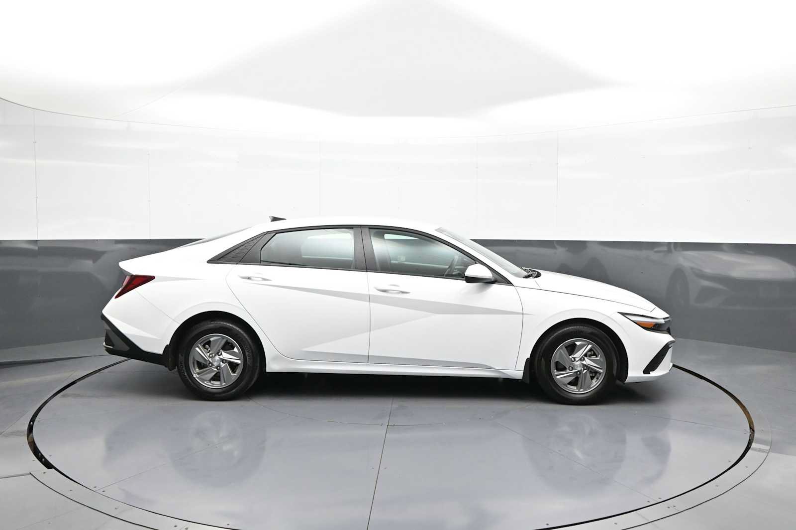 Used 2025 Hyundai Elantra SE FWD image 5