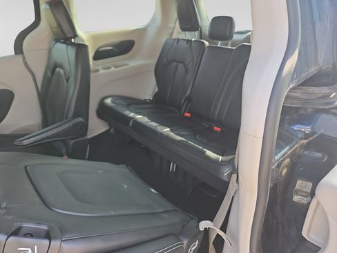 Used 2023 Chrysler Pacifica Touring-L FWD image 37