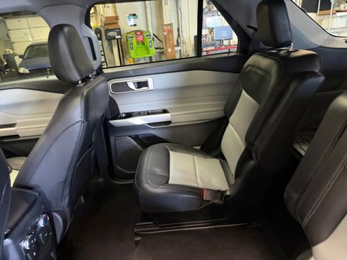 Used 2022 Ford Explorer XLT w/ Equipment Group 202A AWD/4WD image 33