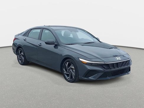 Used 2025 Hyundai Elantra Sport FWD image 3