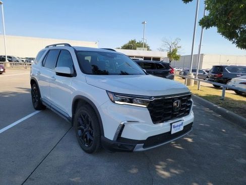 Used 2025 Honda Pilot Touring image 3