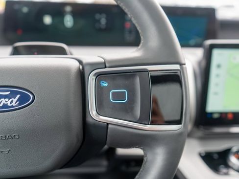 Used 2025 Ford Expedition Active image 27