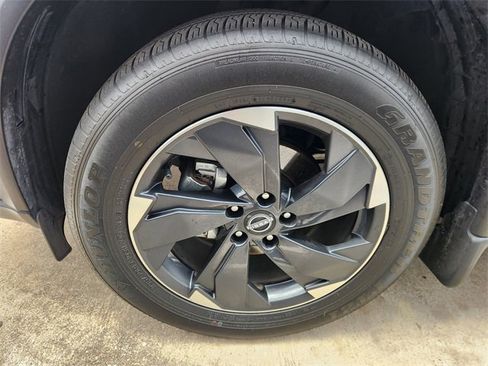 Used 2025 Nissan Rogue SV w/ SV Premium Package FWD image 7