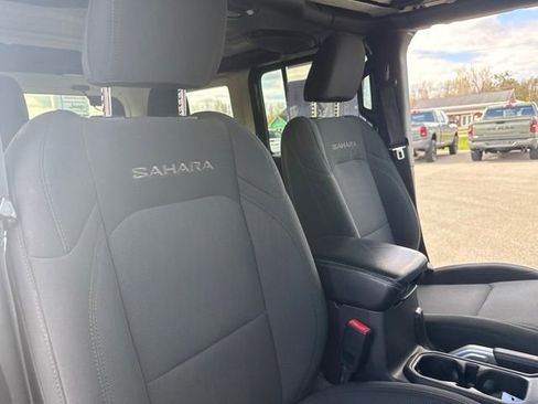 Used 2018 Jeep Wrangler Unlimited Sahara AWD/4WD image 14