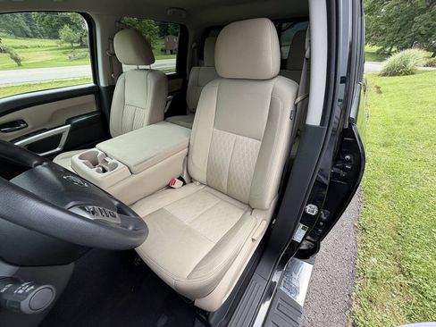 Used 2018 Nissan Titan SV AWD/4WD image 19