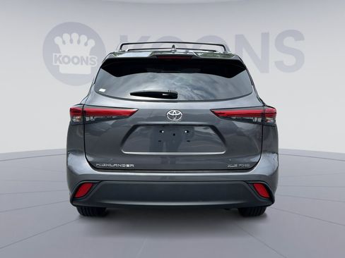 Used 2022 Toyota Highlander XLE AWD/4WD image 5