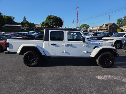 Certified 2022 Jeep Gladiator Sport AWD/4WD image 2