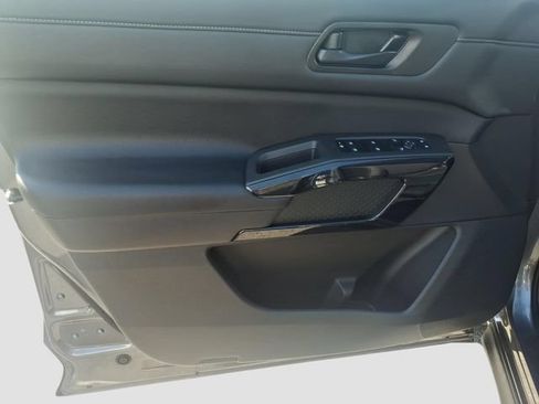 Used 2025 Nissan Pathfinder S AWD/4WD image 13