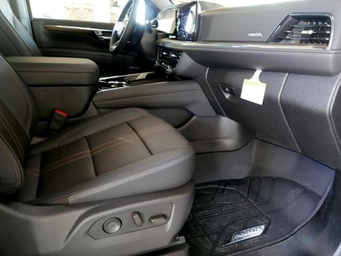 Used 2025 Chevrolet Suburban High Country image 10