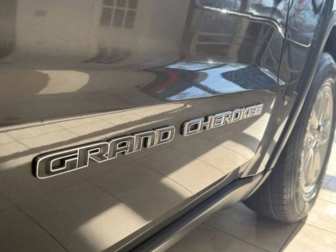 Used 2019 Jeep Grand Cherokee Laredo image 7