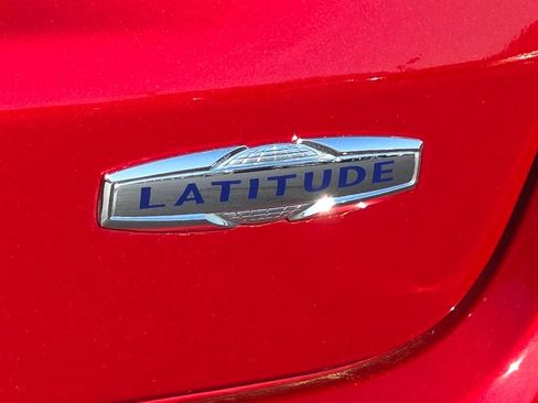 Used 2025 Jeep Compass Latitude image 11