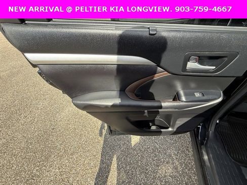 Used 2017 Toyota Highlander XLE image 11