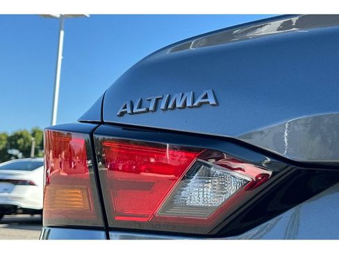 Used 2025 Nissan Altima 2.5 SV FWD image 50