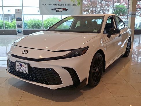 Used 2026 Toyota Camry SE w/ Convenience Package AWD/4WD image 3