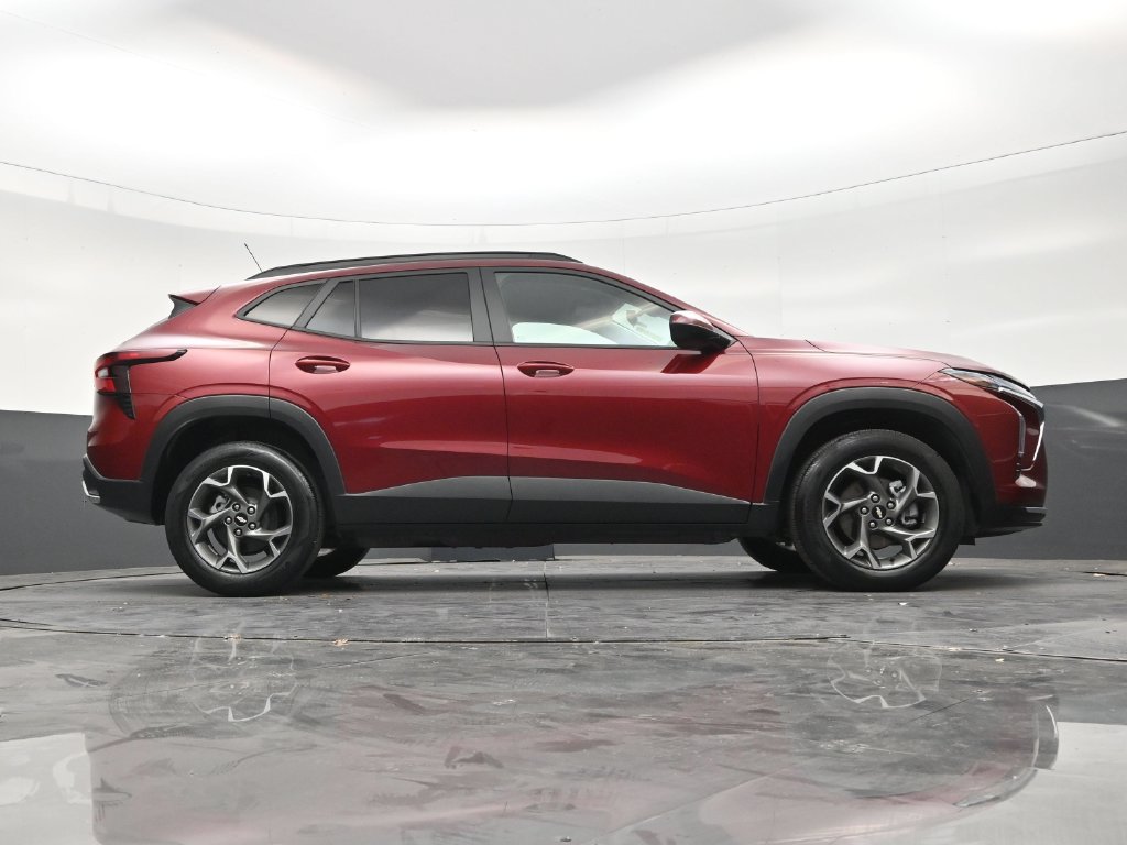 Used 2025 Chevrolet Trax LT FWD image 25