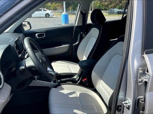 New 2025 Hyundai Venue SEL image 9