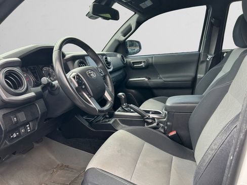 Used 2021 Toyota Tacoma TRD Off-Road w/ Technology Package AWD/4WD image 11
