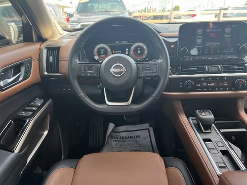Used 2025 Nissan Pathfinder Platinum w/ Black Appearance Package FWD image 16