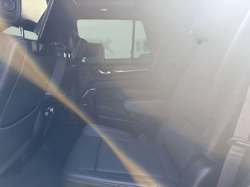 Used 2023 GMC Yukon Denali w/ Advanced Technology Package AWD/4WD image 9